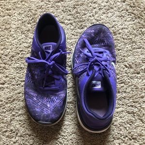 purple and black nike tennis shoes -flex runs 2016